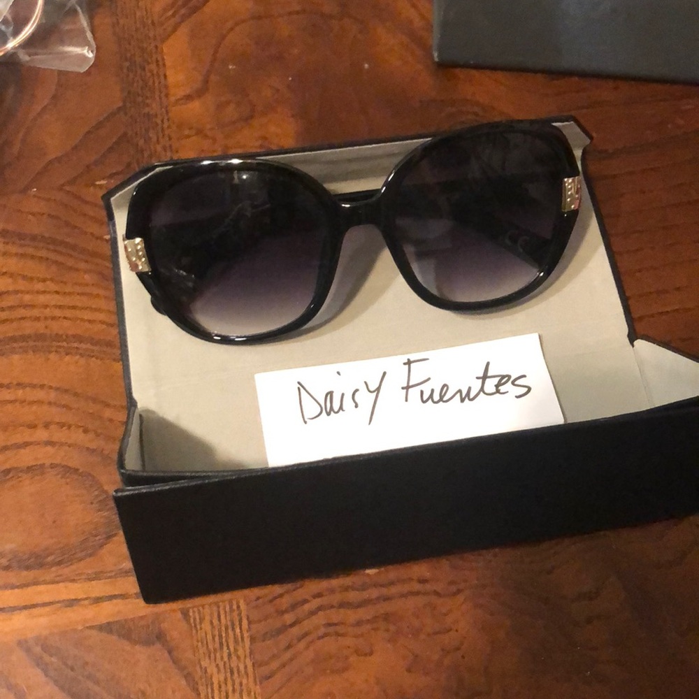 DAISY FUENTES SUN GLASSES WITH CASE